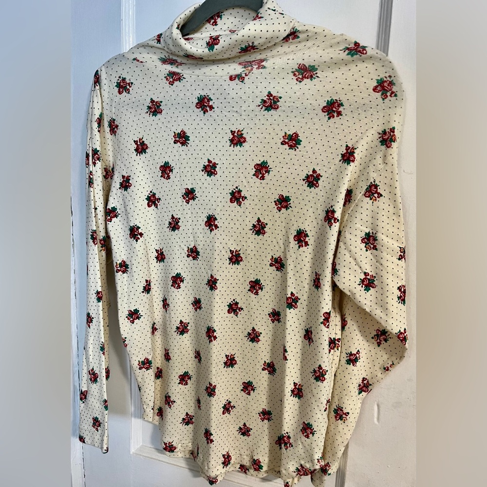 Gently worn women’s rose turtle neck Cambridge sportswear size small